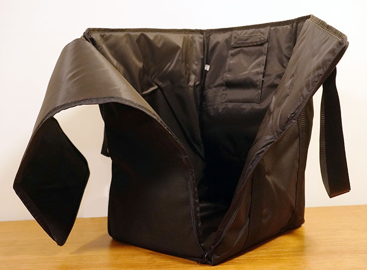 收納袋的設計可以一路拉開至底部，超大開口方便我們直接將主機本體置入、取出。