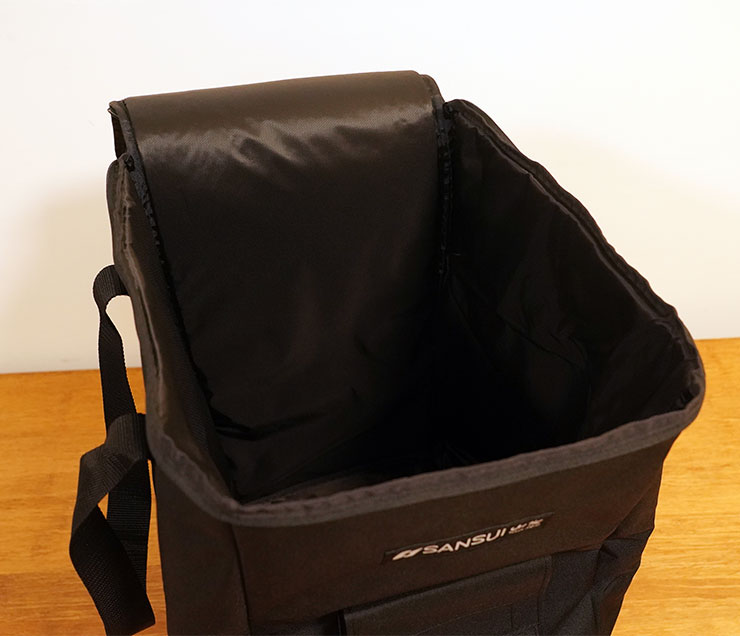 從收納袋頂部可拉開拉鏈露出很大的開口。