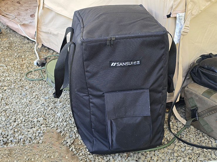 透過官方的收納袋，就能很輕鬆將山水 SAC400 帶到營地使用，不過 16Kg 的機身還是有一定的重量，搬動時還是得要注意安全哦！