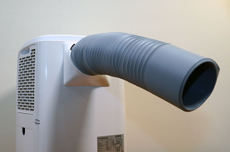 山水 SAC400 後側的熱風出口連結上風管的樣子。