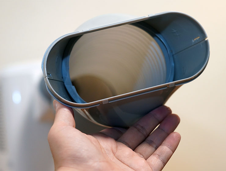 剛才水箱內的兩片風管接口組合起來就能裝在風管另一側，讓排風出口收攏，帳篷開個小口就能伸出。