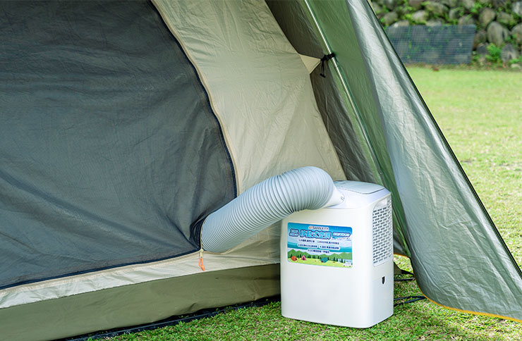 將山水 SAC400 置放在帳外，對於睡帳空間較小的使用者來說更為適合呢！
