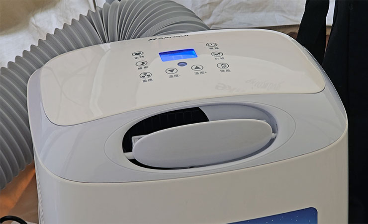 山水 SAC400 的出風口可設定自動擺風，讓帳篷中的冷空氣對流循環更快速！