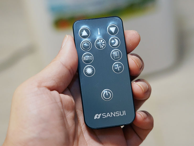 山水 SAC400 隨附的智慧遙控器十分小巧輕薄，不用走動也能輕鬆控制山水 SAC400 的啟動與功能切換囉！