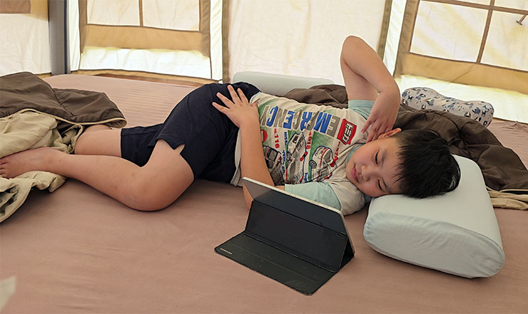 有了 山水 SAC400，我們家超會流汗的小宅男也不怕宅在帳篷裡會大爆汗啦！看看他有多爽！