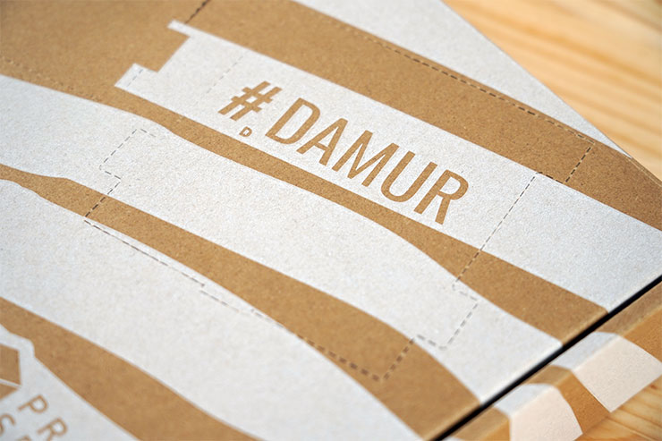 仔細看可以發現外盒預先壓印了切割線，可以方便將其拆卸下來。