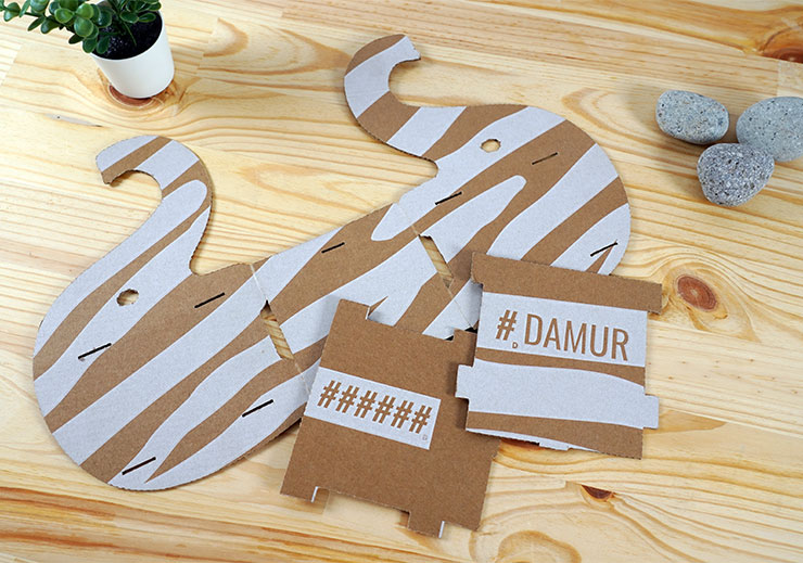 外箱正面、底面可以拆卸下來三塊組件。