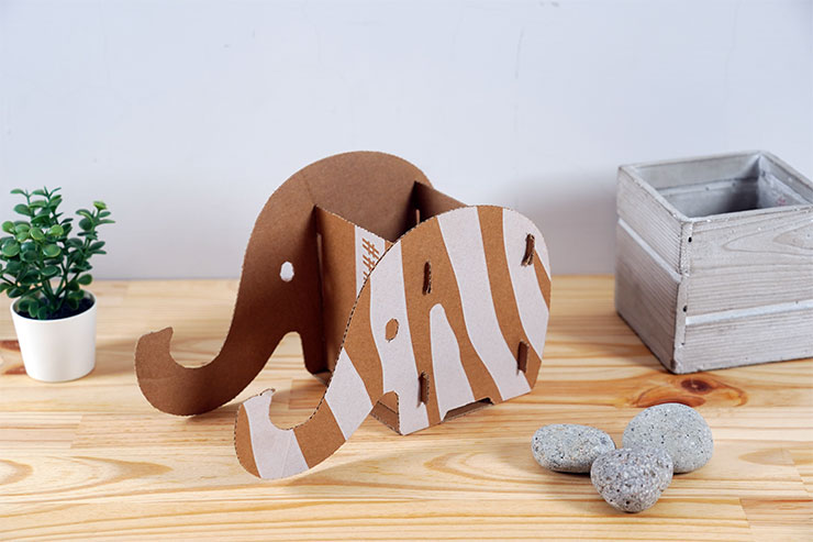 簡單的彎摺與組裝，即可完成一個大象造型的桌上型擺飾。