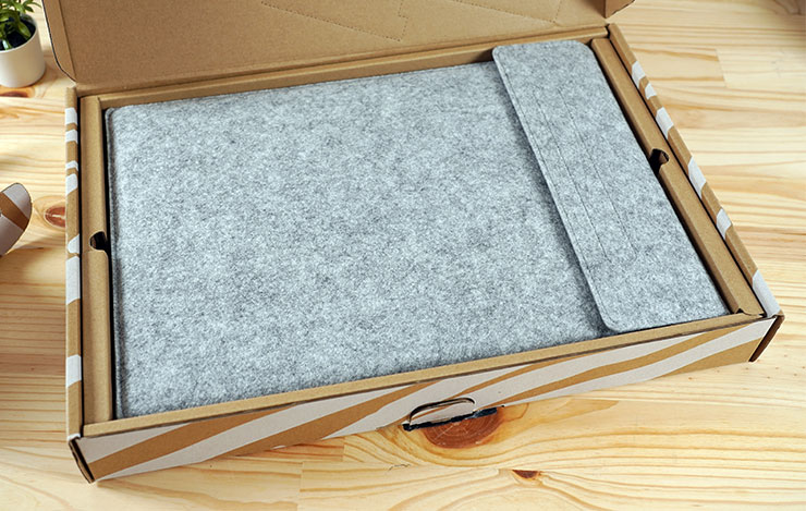 MSI PRO MP161 E2U 的外採用 PIZZA 盒的上掀式設計，開箱後可看到隨附的收納套，螢幕本體就在其中。