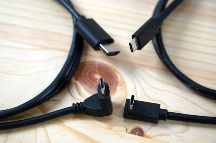 此次附贈的兩條線材皆採用 L 型接頭設計，在連結 MSI PRO MP161 E2U 時更符貼、不易發生連結線彎折的情況。