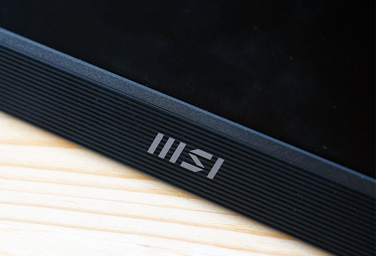 螢幕正面下方可以看到 MSI 的 LOGO。