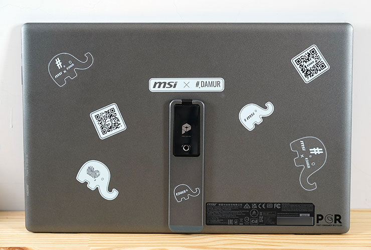 機身背面為深灰色搭配，可以搭配購買時的活動贈品「MSI x #DAMUR 潮流貼紙」來裝飾一下，很有藝術風格。
