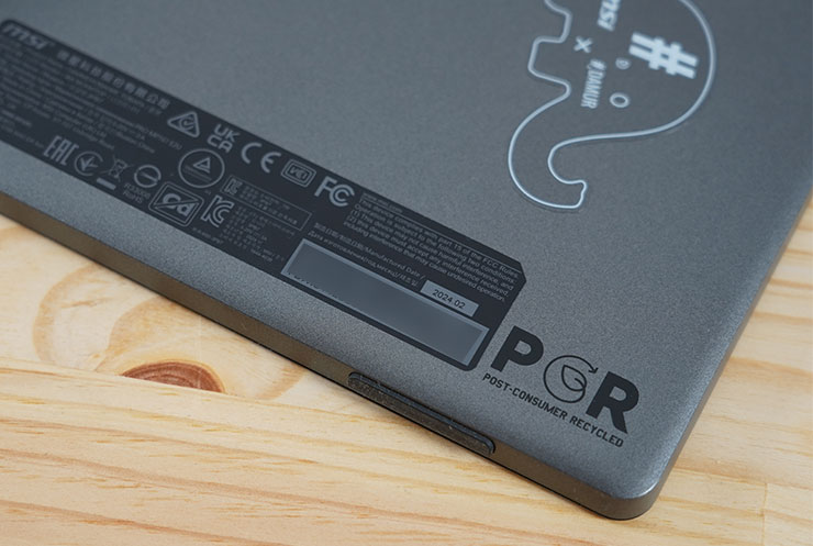 MSI PRO MP161 E2U 機身採用使用後回收塑料（PCR）打造，可看到機身背面的標示，也彰顯其環保訴求。