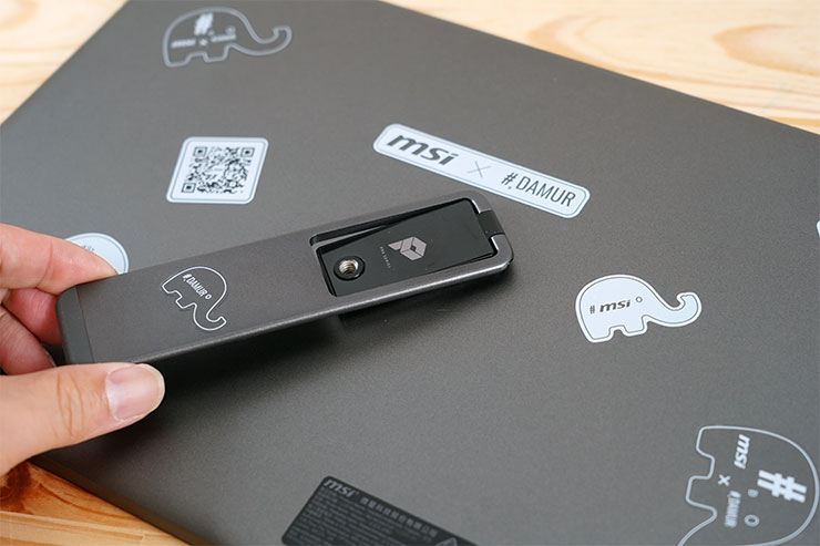 MSI PRO MP161 E2U 的支架可支援 360 度旋轉與 0 - 180 度的傾角調整，同時也加入了 1/4 吋螺孔可自行搭配一般腳架使用，可說是這台隨身螢幕的一大賣點。