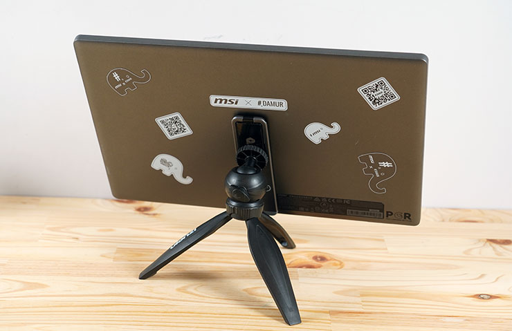 MSI PRO MP161 E2U 的支架處加入了 1/4 吋螺孔的設計，也能與市售相機腳架完美搭配，增加使用時的泛用性。