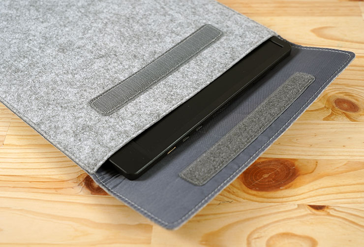 收納包的內裡也是較為柔滑的設計，不會讓機身刮傷。