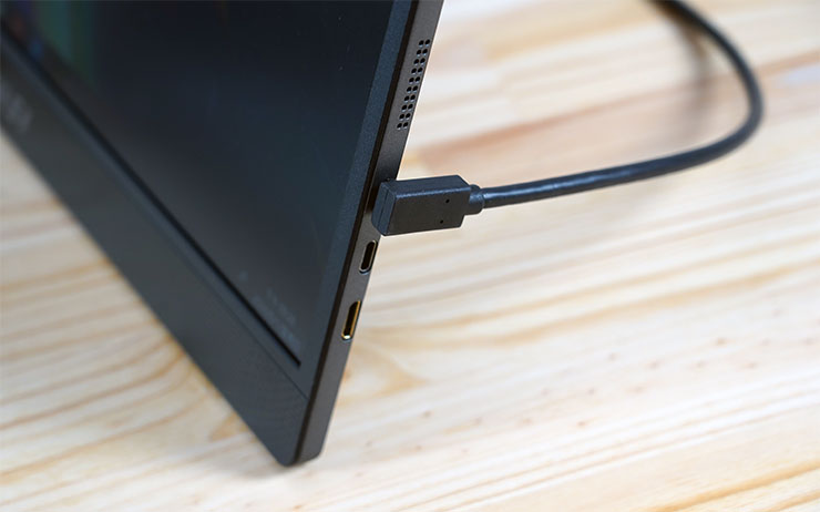 MSI PRO MP161 E2U 採用了 L 型接頭設計，在連結螢幕本體時就不用擔心線材彎折或不易整理的問題。