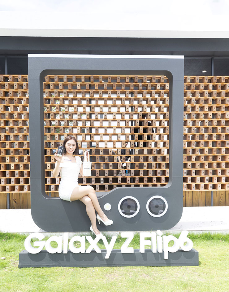 三星聯名 TEN THOUSAND 打造「Galaxy AI 期間限定體驗店」,打造沉浸式 AI 體驗 - 阿祥的網路筆記本 超巨大的 Galaxy Z Flip6 讓大家可以打卡拍照
