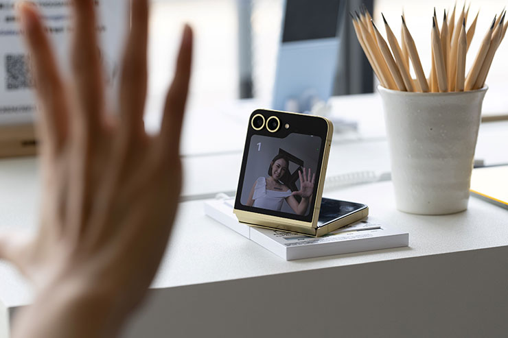 三星聯名 TEN THOUSAND 打造「Galaxy AI 期間限定體驗店」,打造沉浸式 AI 體驗 - 阿祥的網路筆記本 透過 Galaxy Z Flip6 的超大外螢幕與 AI 智慧變焦可以輕鬆完成取景與自拍