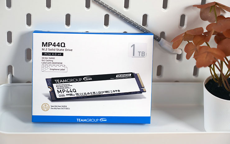 十銓 TEAMGROUP MP44Q M.2 PCIe 4.0 SSD 開箱實測:頂尖效能表現,石墨烯散熱標籤兼顧穩定性! - 阿祥的網路筆記本 TEAMGROUP MP44Q 的外盒延續了系列產品簡約大方的風格,白色盒身搭配了 SSD 本體與重點規格的標示。