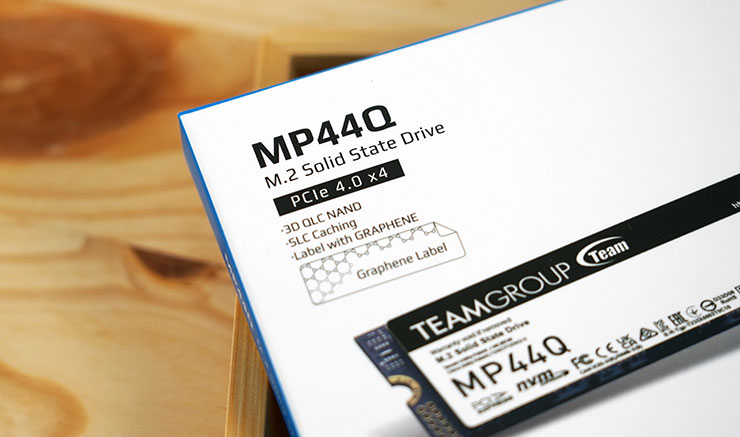 十銓 TEAMGROUP MP44Q M.2 PCIe 4.0 SSD 開箱實測:頂尖效能表現,石墨烯散熱標籤兼顧穩定性! - 阿祥的網路筆記本 外盒正面可看到 TEAMGROUP MP44Q 主打的規格,包括 PCIe 4.0 x4 的傳輸規格,3D QLC NAND 製程、SLC Caching 技術與獨家石墨烯散熱標籤貼紙。
