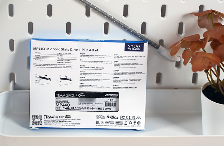 十銓 TEAMGROUP MP44Q M.2 PCIe 4.0 SSD 開箱實測:頂尖效能表現,石墨烯散熱標籤兼顧穩定性! - 阿祥的網路筆記本 盒背可看到更多詳細訊,也有小的透明窗可看到 SSD 本體的標籤。