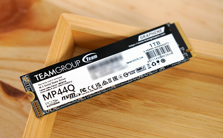 十銓 TEAMGROUP MP44Q M.2 PCIe 4.0 SSD 開箱實測:頂尖效能表現,石墨烯散熱標籤兼顧穩定性! - 阿祥的網路筆記本 TEAMGROUP MP44Q 本體,可看到正面的標籤即為石墨烯材質,厚度比一般紙質標籤略厚一些,但僅有 1mm 左右。