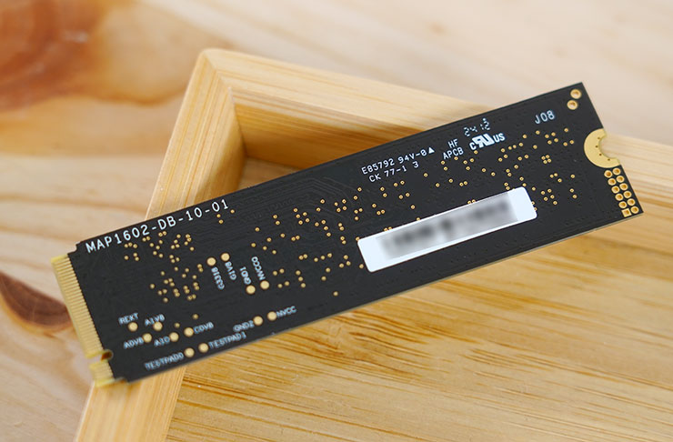 十銓 TEAMGROUP MP44Q M.2 PCIe 4.0 SSD 開箱實測:頂尖效能表現,石墨烯散熱標籤兼顧穩定性! - 阿祥的網路筆記本 TEAMGROUP MP44Q 為單面佈局,SSD 背面沒有任何元件。