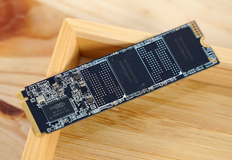 十銓 TEAMGROUP MP44Q M.2 PCIe 4.0 SSD 開箱實測:頂尖效能表現,石墨烯散熱標籤兼顧穩定性! - 阿祥的網路筆記本 撕除正面的石墨烯標籤,下面可看到主控晶片與兩顆 NAND Flash 晶片。