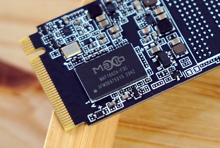 十銓 TEAMGROUP MP44Q M.2 PCIe 4.0 SSD 開箱實測:頂尖效能表現,石墨烯散熱標籤兼顧穩定性! - 阿祥的網路筆記本 主控採用的是聯芸科技的 DRAM-Less PCIe NVMe 控制晶片,整合了新一代 Agile ECC 技術,可支援最新的 NVMe 2.0 介面。