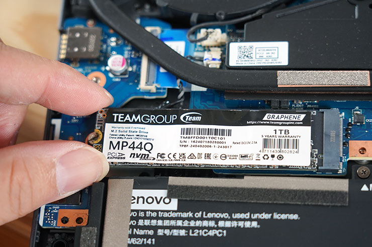 十銓 TEAMGROUP MP44Q M.2 PCIe 4.0 SSD 開箱實測:頂尖效能表現,石墨烯散熱標籤兼顧穩定性! - 阿祥的網路筆記本 將 TEAMGROUP MP44Q 安裝至筆電平台中測試。