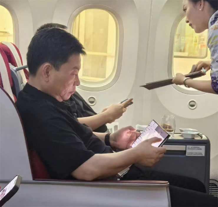 華為消費者業務集團執行長余承東在飛機上拍到使用疑似 HUAWEI Mate XT 的照片