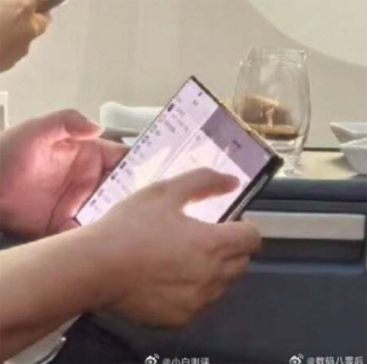 華為消費者業務集團執行長余承東在飛機上拍到使用疑似 HUAWEI Mate XT 的照片