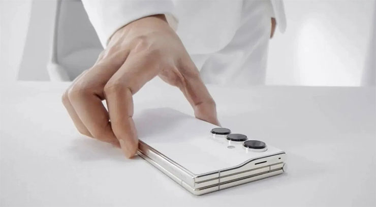 傳音（Tecno）推出的三摺疊螢幕手機原型