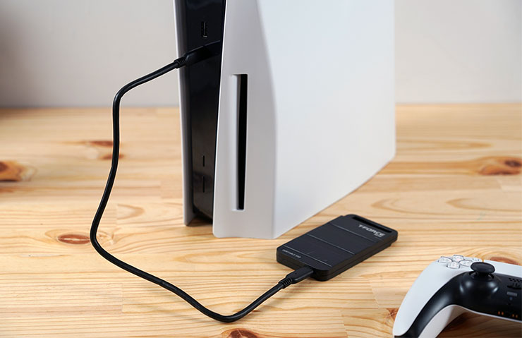 T-Force M200 支援 USB-C 單線連結，因此可直接連結 PS5 機身前側的接口來使用，同時 T-Force M200 本身體積小巧，使用時也不會佔用太大的空間。