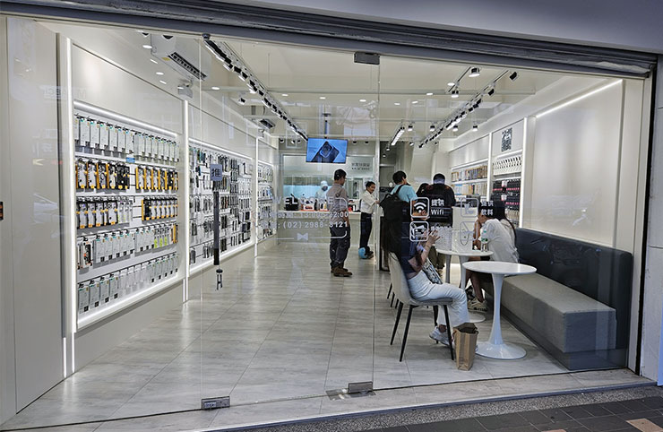 今天阿祥來到小豪包膜的三重旗艦店 2.0，下午的時間客人還不算多，但愈接近傍晚人潮愈多，排隊貼保護貼和包膜的手機也一路排到隔天去了！