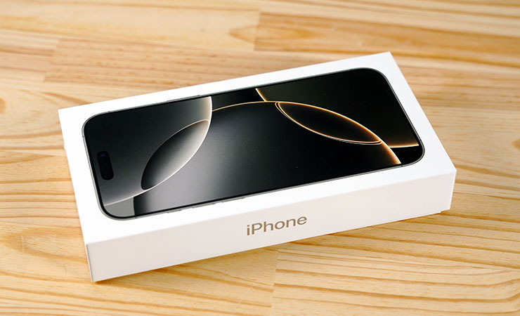 iPhone 16 Pro Max 的外盒，基本上與去年沒什麼差別，只在於封面手機主畫面的圖樣設計不同。