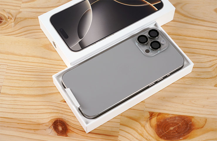 開箱，同樣第一層就可以看到 iPhone 16 Pro Max 本體。