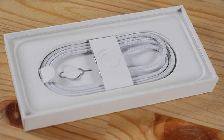 下方則有原廠的編織材傳輸充電線，以及退卡針與說明書。