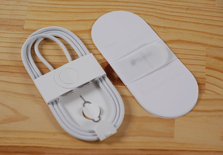 今年的線材與說明書改為橢圓型設計。