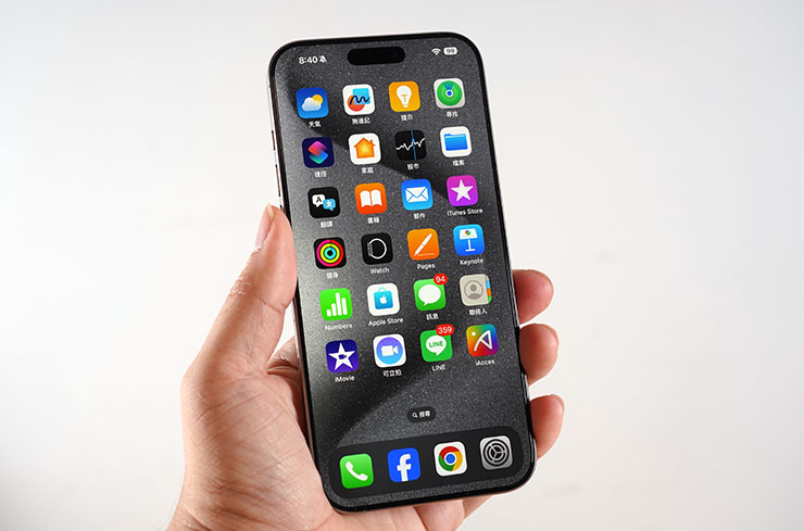 iPhone 16 Pro Max 正面，可以明顯感受到邊框變窄之後視野開闊許多。