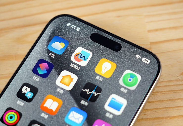 特寫一下螢幕邊框與動態島。