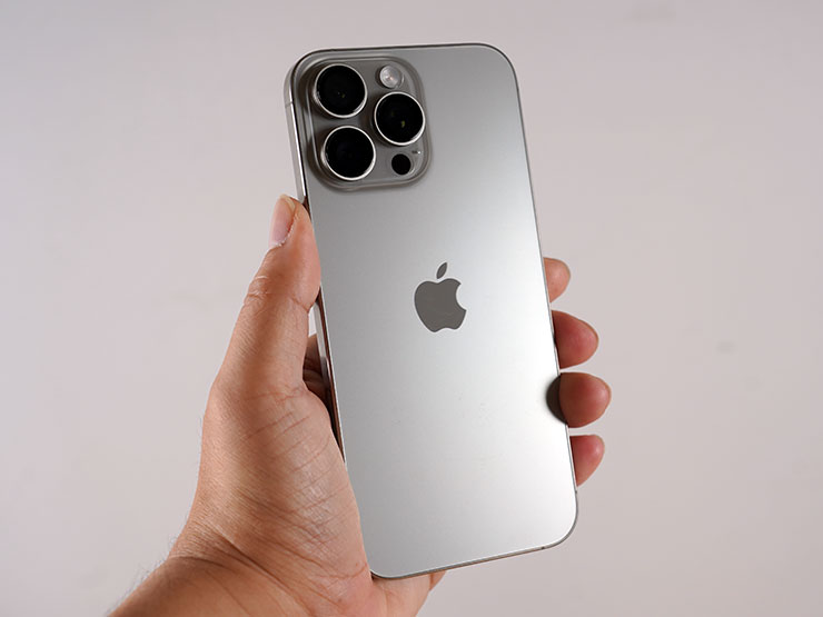 機身背面機基本與前代設計相同。