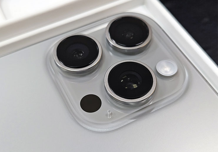 鏡頭同樣是三眼設計，只不過右側的超廣角鏡頭也升級至 4800 萬畫素了。