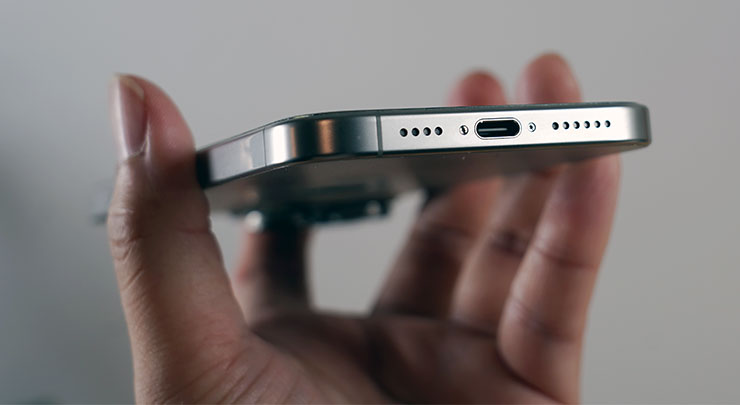 機身底部同樣是 USB-C 埠。