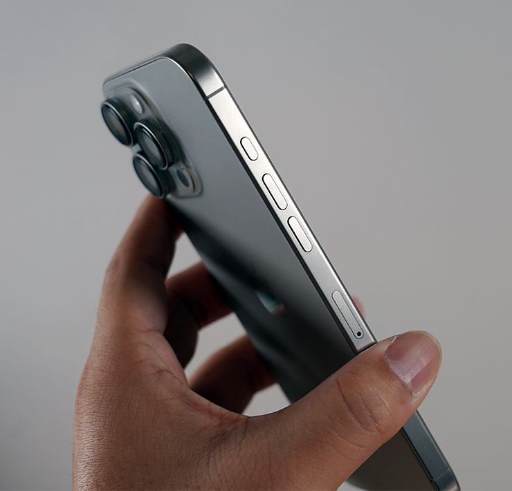 機身左側的動作鍵、音量調整鍵與 SIM 卡槽。