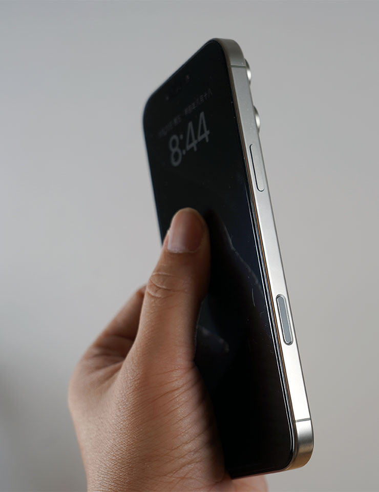 機身右側除了電源側鍵，還加入了「相機控制」按鍵。