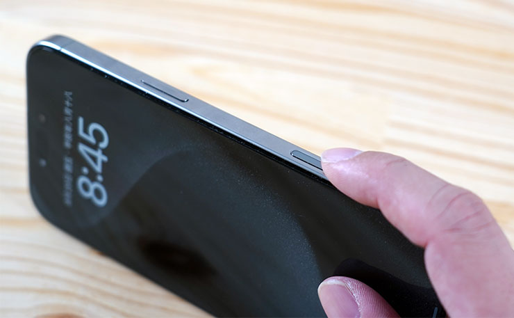 不得不說，這個相機控制鍵位置設計得蠻彆紐的，橫置使用時，食指不操作起來有點吃力，若是能靠右一些會好很多。