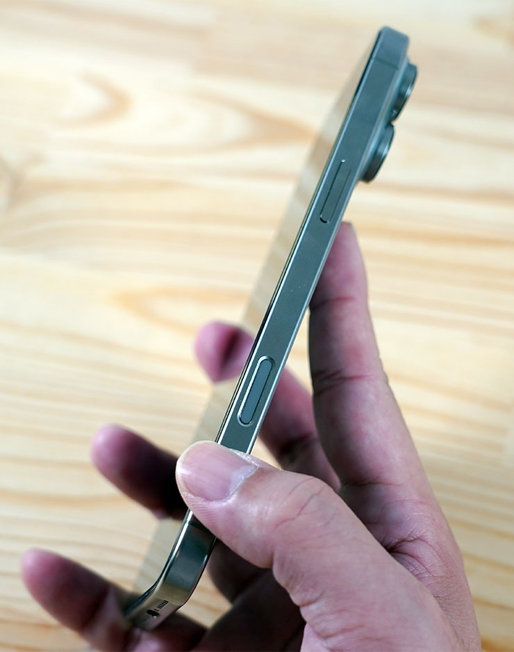 但若是改為縱向使用，母指去操控又會覺得有點太低，似乎高一點會比較順手。