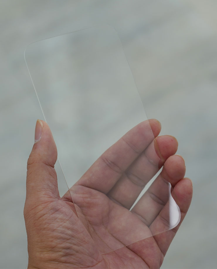 今年阿祥選擇了 HAO 品牌高透亮的果凍貼，優點是貼上後不影響畫面品質；若是喜歡操控手感的人，也能選擇霧面版本。